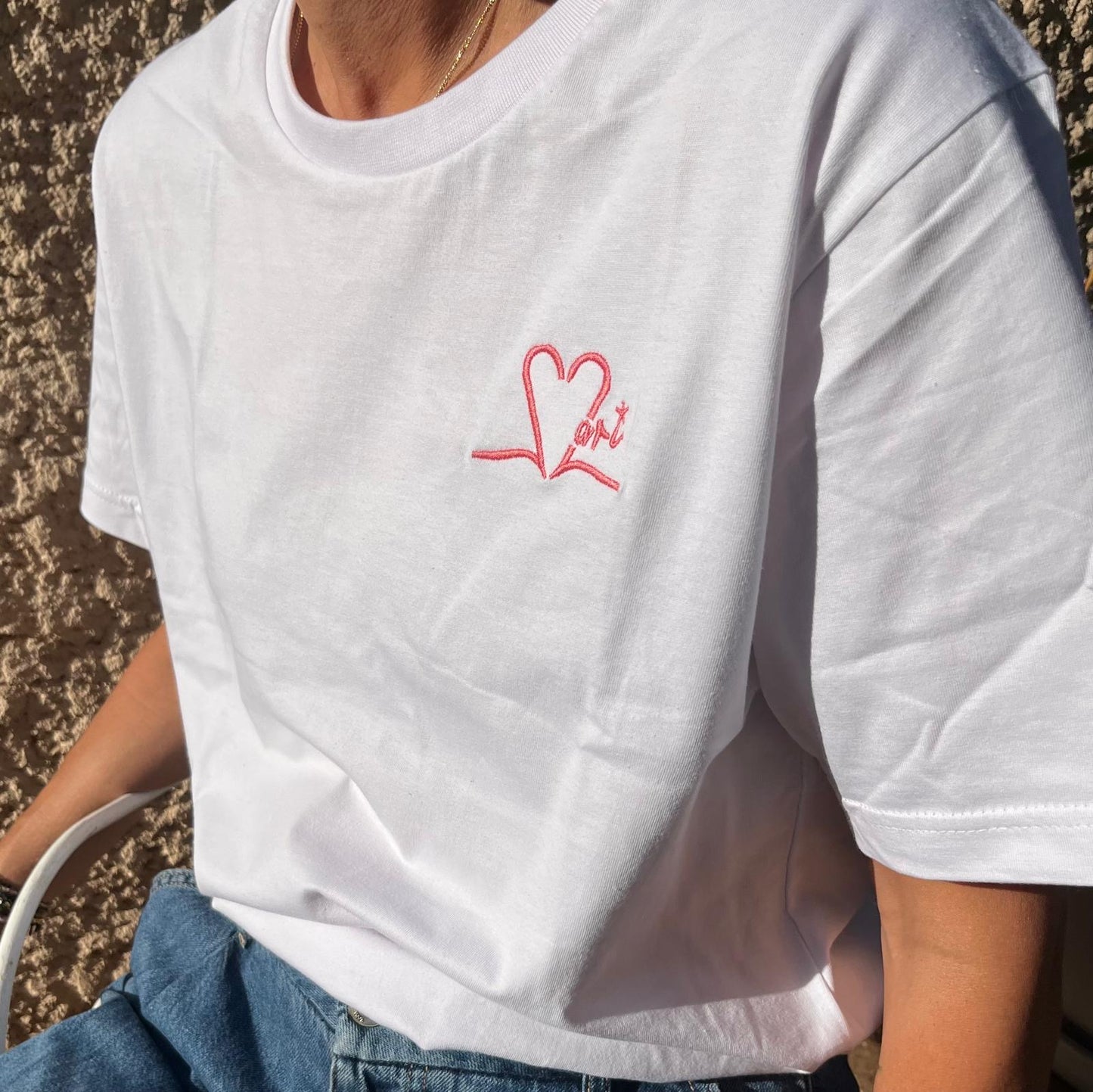 Tee shirt unisexe blanc brodé rose