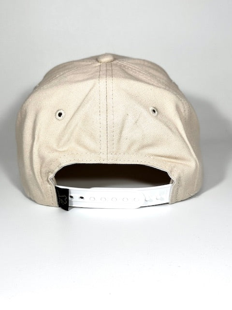 Classic beige avec broche dorée