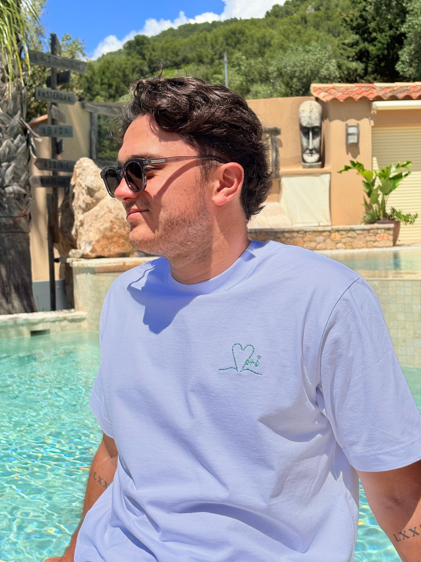 Tee shirt signature blanc brodé dégradé de bleu
