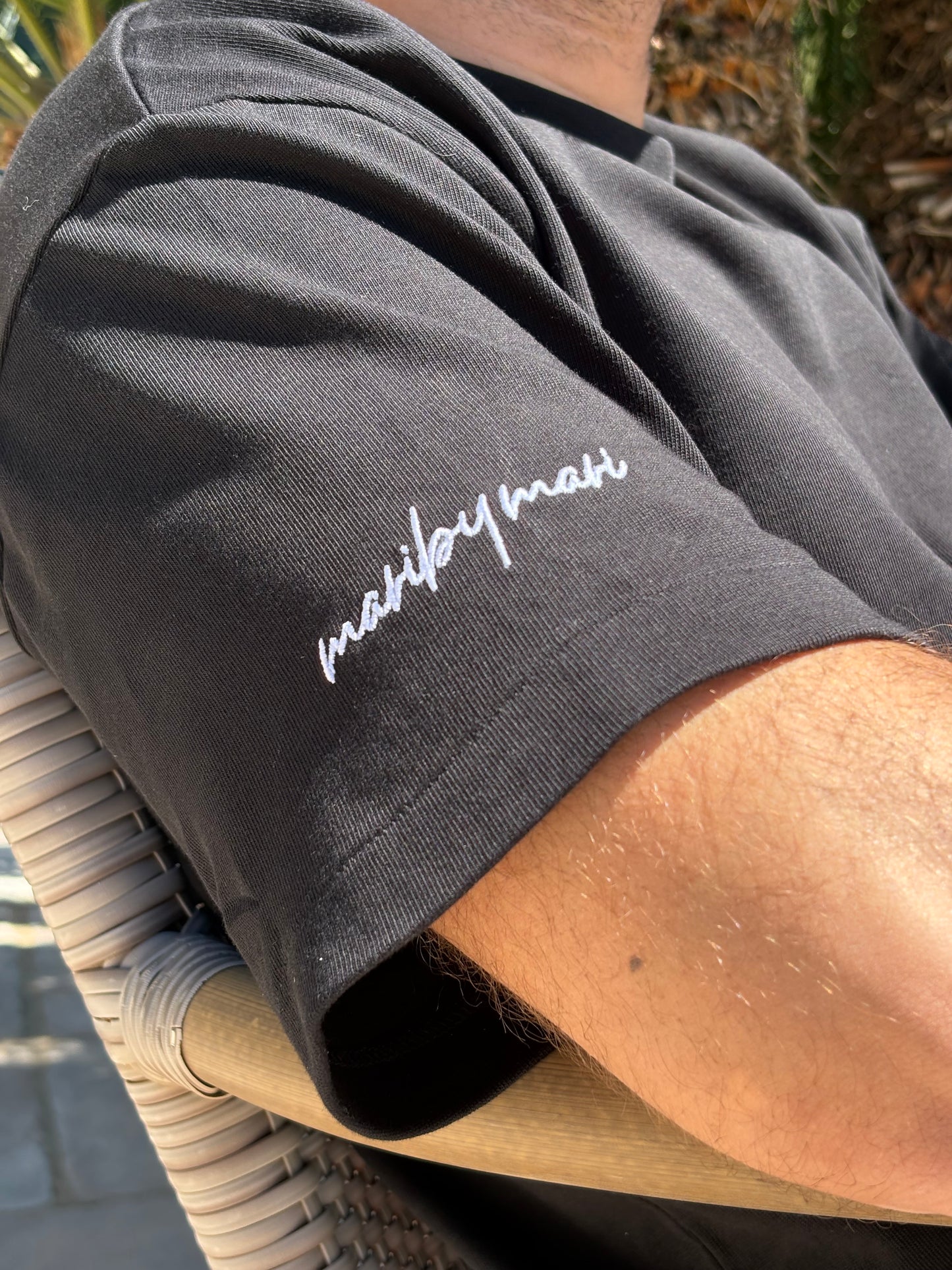 Tee shirt empreinte noir  brodé manche