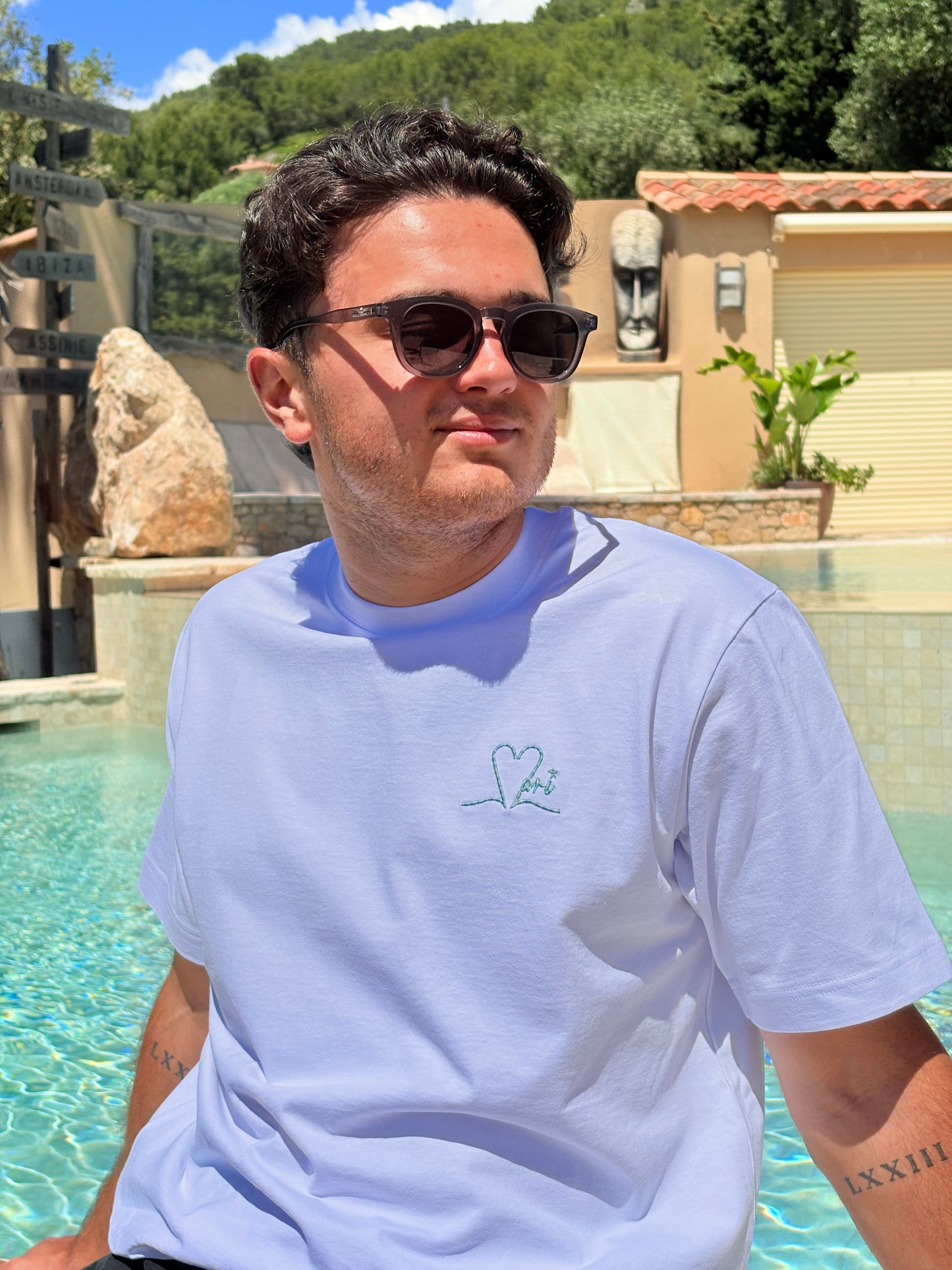 Tee shirt signature blanc brodé dégradé de bleu